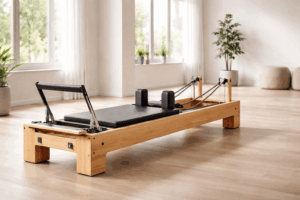 Reformer de Pilates en bois installé dans un studio professionnel lumineux